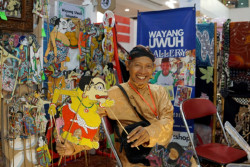 Manfaatkan Sampah Botol Plastik, Warga Demangan Kreasikan Wayang Uwuh
