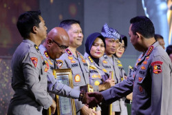 Lima Polisi Jadi Teladan Pelayanan Humanis di Indonesia, Polri Berikan  Hoegeng Awards 2025