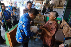 Salurkan Bantuan Beras, Wali Kota Magelang: Ini Bukan Semata Persoalan Ekonomi, Tetapi Kemanusiaan