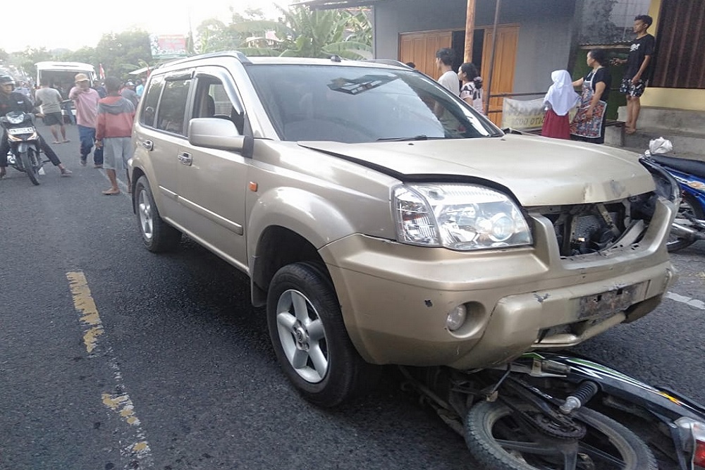 Mobil Nissan Tabrak Pejalan Kaki dan Empat  Kendaraan di Jalan Parangtritis Km 24 Bantul, Dua Orang Patah Tulang