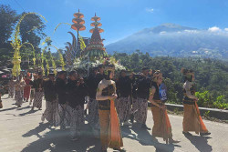 Kirab 21 Gunungan Menjadi Puncak Ketep Summit Festival 2025