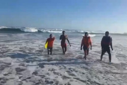 Wisatawan Asal Amerika Serikat Terseret Ombak Parangtritis, Dapat Terselematkan
