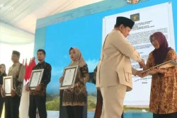 Prabowo Serahkan SK Badan Hukum Koperasi Merah Putih Hari Ini