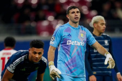 Manchester United Incar Kiper Aston Villa Emiliano Martinez