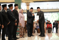 Lantik Pejabat Eselon II, Harda Kiswaya Singgung Keterlibatan ASN dalam Pilkada hingga Penyerobotan Lahan Transmigran
