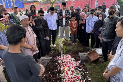 Jenazah Legenda Bulu Tangkis Indonesia Iie Sumirat Dimakamkan di Bandung