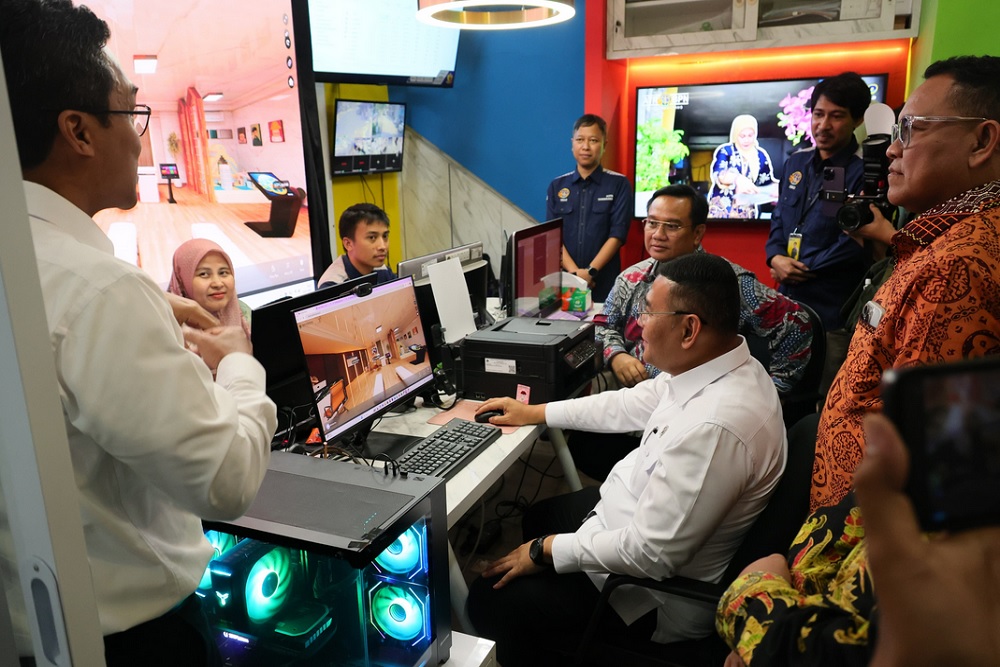 Wamen Ossy Tinjau Dua Inovasi Layanan Pertanahan Kantah Kota Tangerang