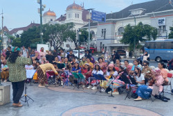 Simfoni Ukulele Berkebaya Ramaikan Titik Nol Jogja, Budaya Bukan Hanya Dikenang tetapi Dirayakan