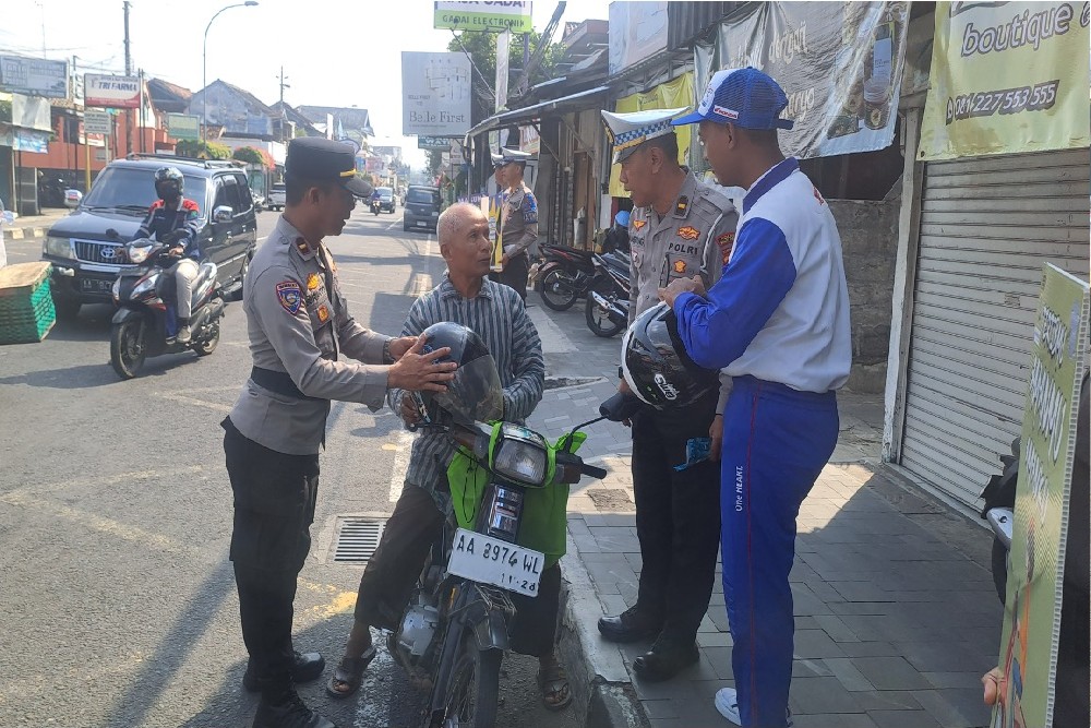 Sinergi untuk Keselamatan, Astra Motor Yogyakarta dan Polres Kulon Progo Bagikan Helm Gratis