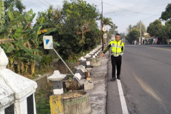 Diserempet Mobil, Pemotor Perempuan Masuk Saluran Air di Kulonprogo