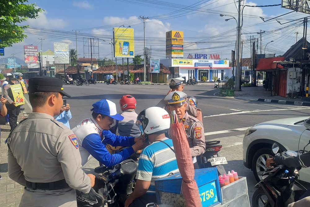 Astra Motor Yogyakarta Berkolaborasi dengan Polres Kulon Progo Gelar Operasi Patuh Penggunaan Helm Standar