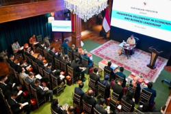 Presiden Prabowo Diskusi 5 Jam dengan Akademisi dan Peneliti Muda di Hambalang