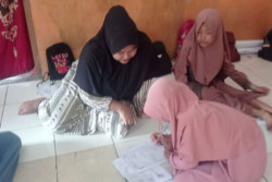 Miris, Sudah 22 Tahun Sekolah Madrasah di Pandeglang Ini Belajar Tanpa Kursi dan Meja