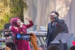 Aldi Bragi Berduet dengan Ikke Nurjanah Menyanyikan 