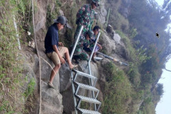 Jalur Pendakian Rinjani Diperbaiki, Dipasang Tangga hingga Tali Tambang