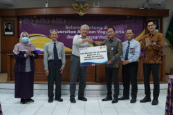 BPD DIY Salurkan Beasiswa kepada Mahasiswa Amikom Yogyakarta
