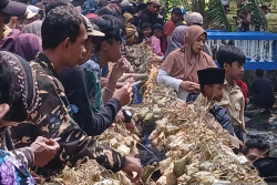 Tradisi Menjaga Sumber Air, Seribuan Ketupat Diperebutkan Warga Ngemplak Temanggung