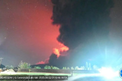 Gunung Lewotobi Laki-laki Kembali Erupsi Disertai Dentuman Keras pada Sabtu Dini Hari Ini