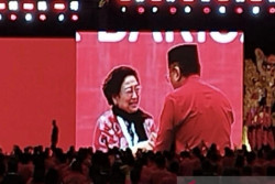 Hasto Kristiyanto Tiba di Kongres PDIP, Megawati Menangis