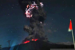 Gunung Lewotobi Erupsi Besar, Wilayah Kosong dari Warga di Radius 6 Km