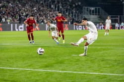 Kevin Diks Sumbang Satu Gol Saat Monchengladbach Membekuk Valencia