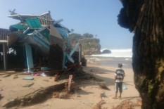 Bangunan Liar Milik Pedagang di Aliran Sungai Pantai Drini Dibongkar