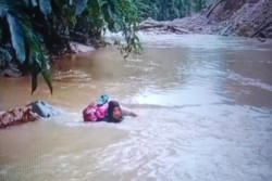 Viral Bidan Lewati Derasnya Sungai Demi Mengobati Pasien