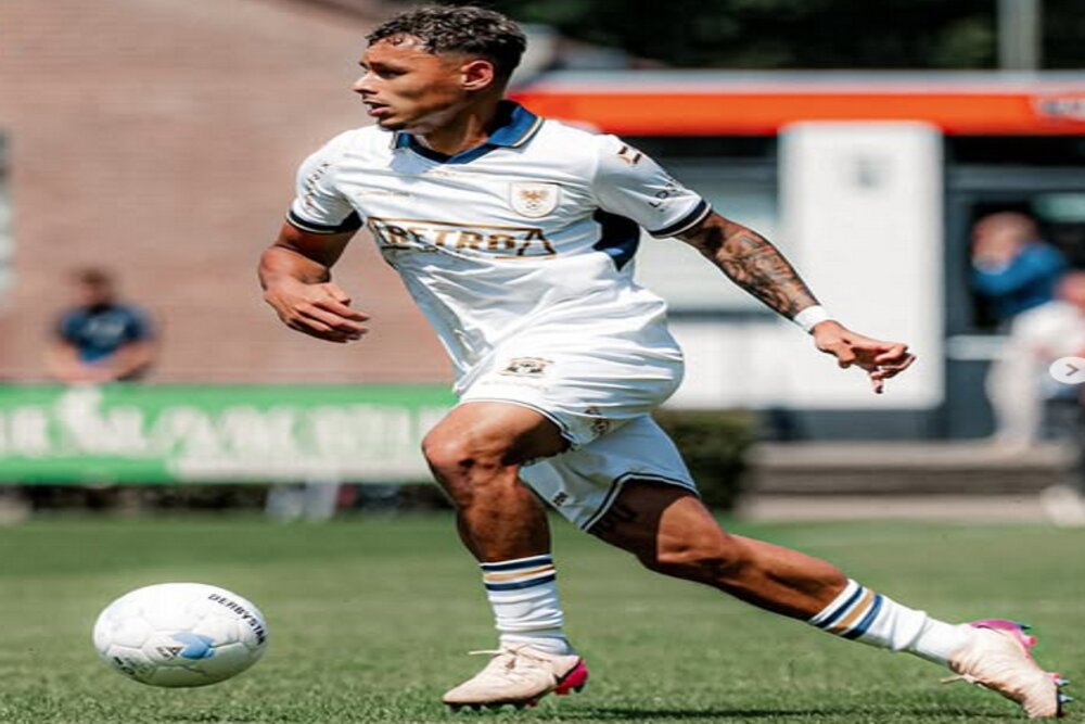 Dean James Cetak Asisst Yang Bawa Go Ahead Eagles Unggul 1-0 atas PSV di Babak Pertama