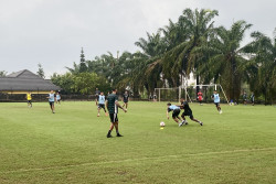 Diguyur Hujan Deras, Pemain PSS Digembleng Latihan Ball Possession dan Finishing Jelang Championship