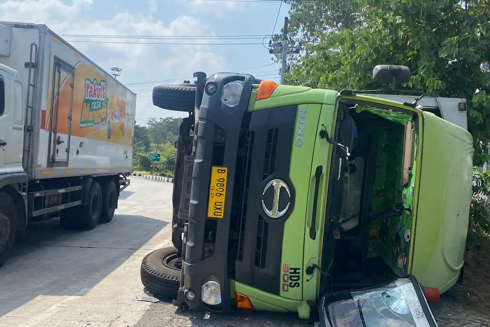 Truk Muatan Plastik Terguling di Jalur Lingkar Utara Boyolali