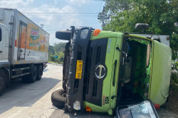 Truk Muatan Plastik Terguling di Jalur Lingkar Utara Boyolali