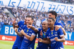 Lawan Semen Padang, Persib Bandung Awali Super League dengan Kemenangan