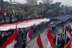 Pelajar dan Kodim di Temanggung Bentangkan Bendera Merah Putih Raksasa