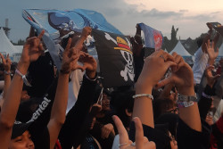 Bendera One Piece Bertebaran Dikibarkan di Festival Musik di Jogja