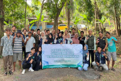 Mahasiswa KKN UIN dan DKP Lakukan Restocking Ikan di Kulon Progo
