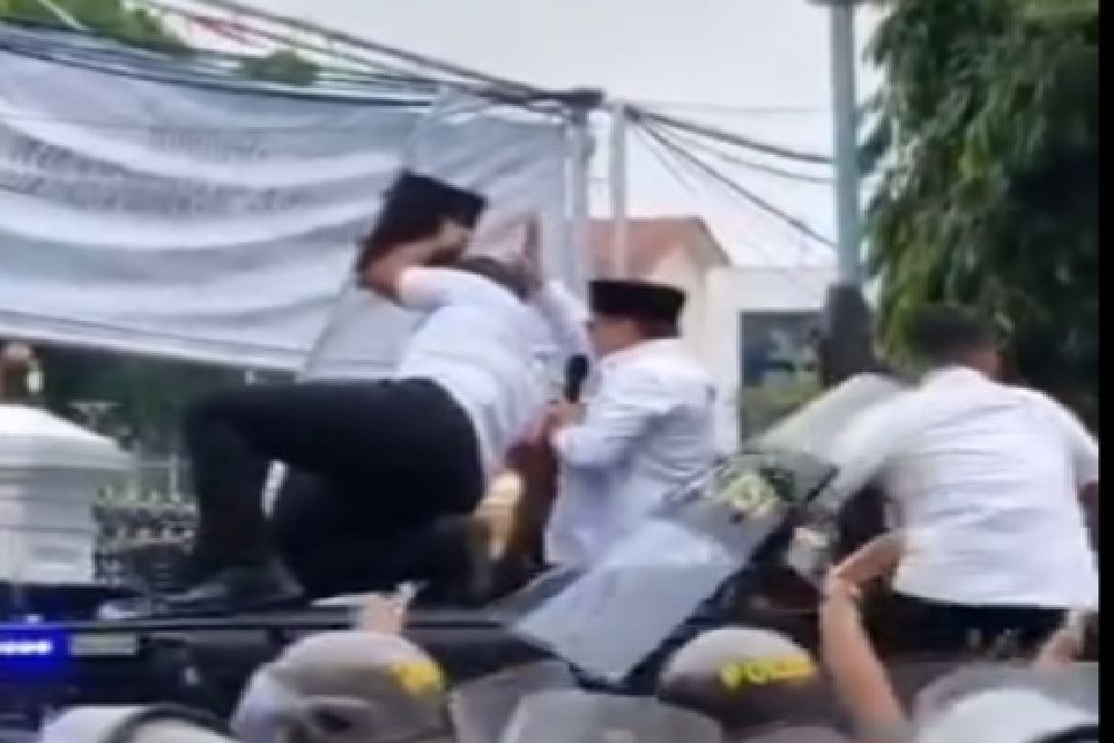 Demo Warga Pati, Bupati Dilempar Botol hingga Sandal Saat Minta Maaf