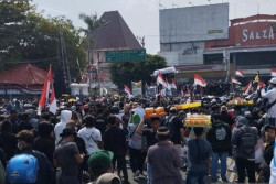 Ricuh, Polisi Bubarkan Paksa Demo Warga Pati