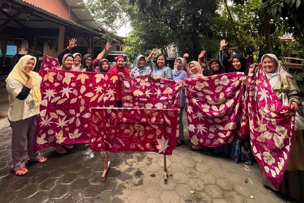 Ecotik: Pemberdayaan Kelompok Perajin Ecoprint Bugis Art lewat Inovasi Produk