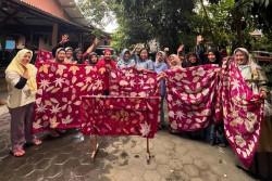 Ecotik: Pemberdayaan Kelompok Perajin Ecoprint Bugis Art lewat Inovasi Produk