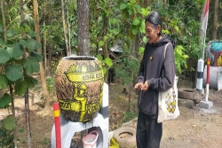 Warga Suruhan Melukis Pot Bunga Simbol Mencintai Lingkungan