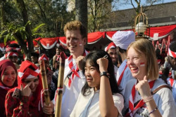 Puluhan Mahasiswa Asing Ikuti Upacara HUT ke-80 RI di Kampus Universitas Brawijaya