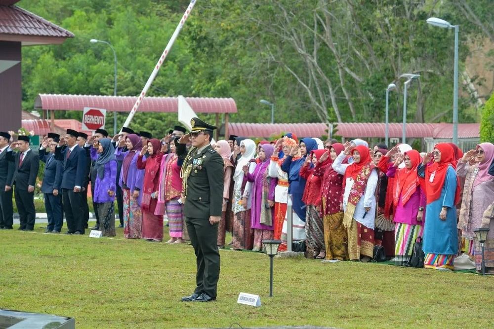 Upacara HUT ke-80 RI, WNI di Brunei Kenakan Pakaian Adat