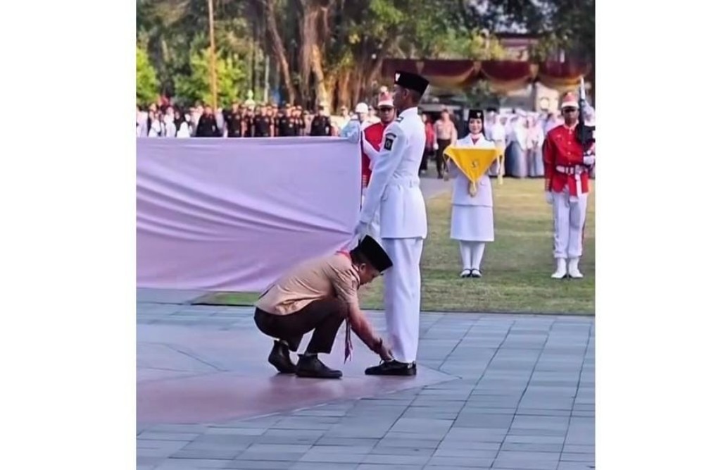 Viral Ikatkan Tali Sepatu Pasukan Pengibar Bendera, Ini Respons Wabup Ambar