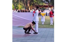 Viral Ikatkan Tali Sepatu Pasukan Pengibar Bendera, Ini Respons Wabup Ambar