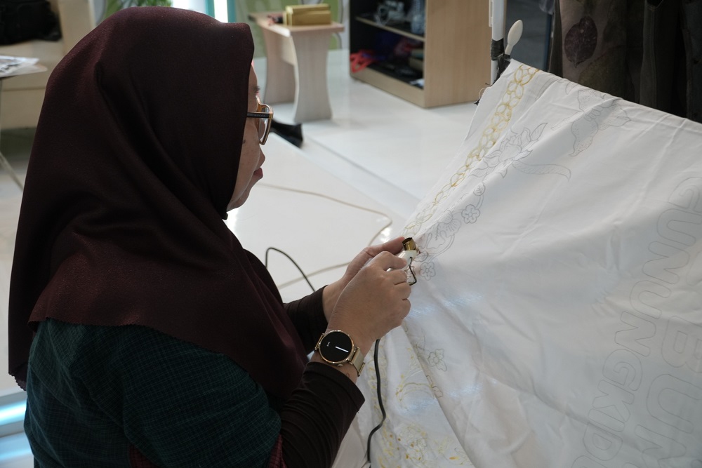 Jelang HUT RI ke-80 PLN Perkenalkan Inovasi Membatik Modern Ramah Lingkungan Canting Elektrik di JFW 2025