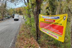 Polisi Pasang Spanduk Larangan Membakar Sampah Sembarangan di Gunungkidul