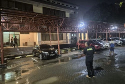 Warga Berhamburan Keluar Saat Gempa Bumi Guncang Bekasi Malam Ini