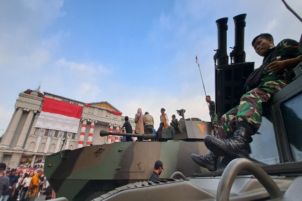 IDME 2025, Belasan Kendaraan Tempur TNI Mengitari Lapangan Denggung Sleman