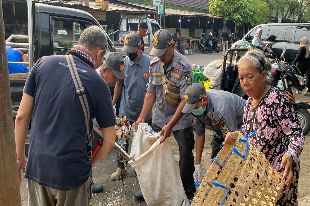 Jogja Cling Bersihkan Pasar Giwangan, Dukung Program Mas Jos