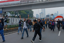 Masa Aksi di Gedung DPR RI Ditembak Meriam Air